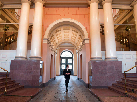 Head of the tour guides, Ms Nina Høye, welcomes visitors to the Royal Palace Vestibule. Photo: Mona Nordøy